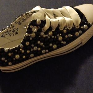 Converse Black and White RIGHT SHOE ONLY  Sneaker with Artistic Design